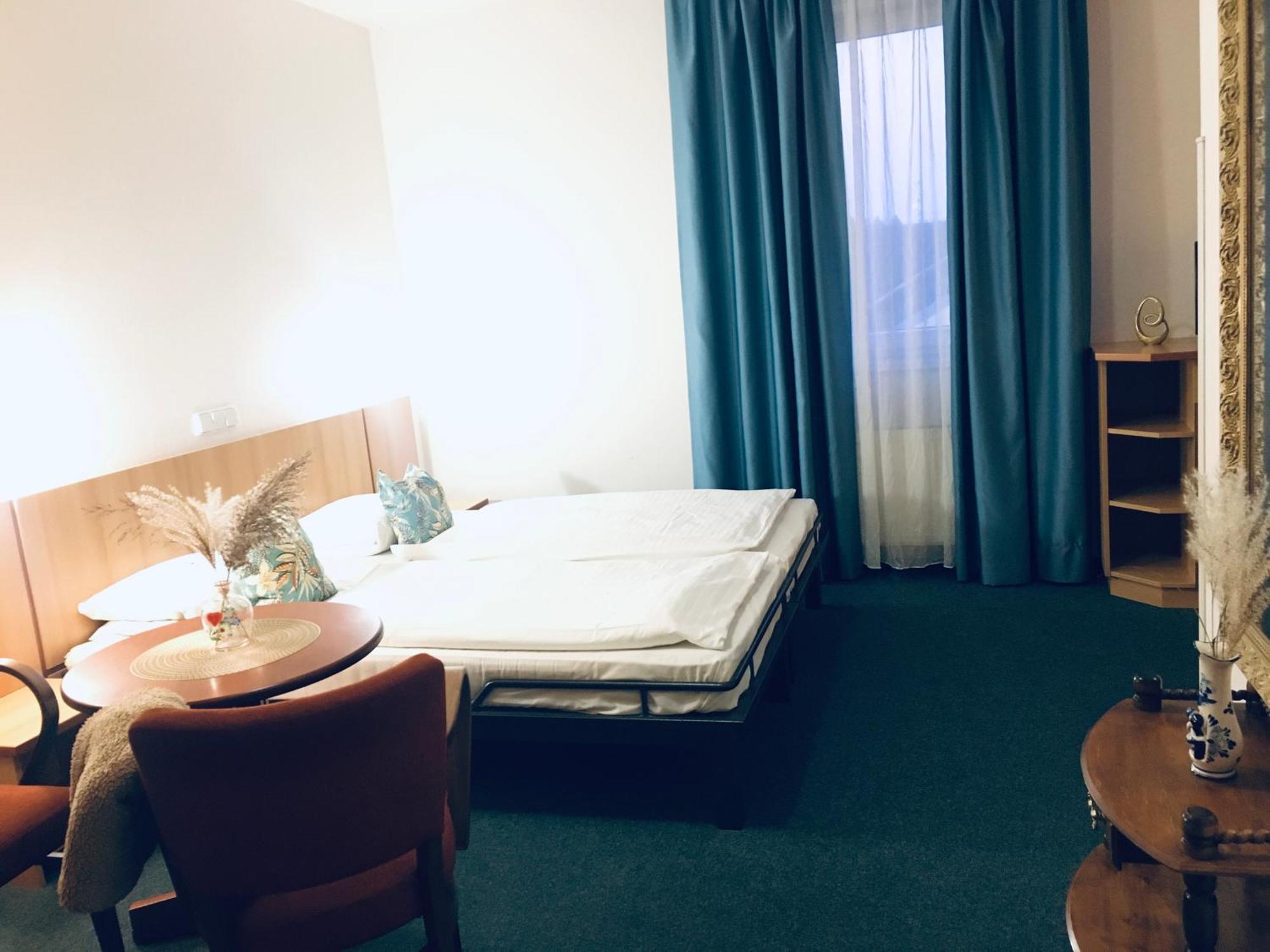 Penzion Hotelu Central Dvur Králové nad Labem Exterior foto